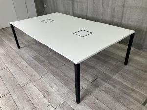 【スタイリッシュなデザインが人気の大型テーブル！6～8名様での会議に最適！】■コクヨ(KOKUYO)製　ワークフィット(WORKFIT)シリーズ　ミーティングテーブル　会議用　W2400×D1400㎜　■配線ボックス付き　■天板：ホワイト/4本脚：ブラック【AD】※1枚天板のため搬入経路にご注意ください。