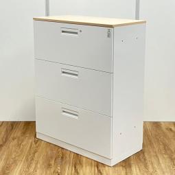 コクヨ製 エディア ホワイト W900xD450xH1130サイズ ナチュラル天板付 シリンダー錠 収納力抜群の3段ラテラル書庫! A4書類が大量に収納可能! ローキャビネット 3段ラテラル!!