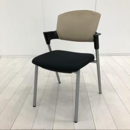 レア/人気/コンパクト　コクヨ(KOKUYO)製　プロッティ(Protty)シリーズ　肘付スタッキングチェア　■固定肘　■背面：ソフトベージュ×座面：ブラック