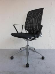【世界各国でデザインアワードを受賞したスタイリッシュなメッシュチェア！】■Vitra(ヴィトラ)　MEDAⅡ(メダ2チェア)　肘付ハイバックチェア　■固定肘　■メッシュ　■ブラック