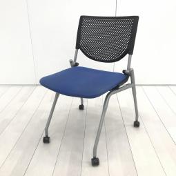 【定価約　円】【座を跳ね上げ省スペースで収納可能！セミナーや研修に最適！】■オカムラ（okamura）製　プロスタック（pro stack）シリーズ　ネスティングチェア　ミーティングチェア　■プレーンタイプ（背面樹脂メッシュ）　■座面コバルトブルー ×ブラックシェル