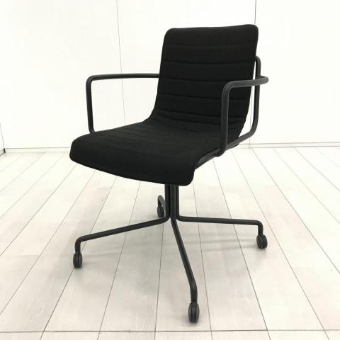 【ミーティングにも執務にも映える、軽快デザイン!】■コクヨ(KOKUYO)製 デイズオフィス(Days Office)シリーズ ワークチェア 肘付き 回転チェア 昇降脚 ■ブラック/582201 オフィスバスターズ 水戸サテライト 大子町 北茨城市 高萩市 日立市 常陸太田市 常陸大宮市 那珂市 東海村 ひたちなか市 城里町 水戸市 笠間市 茨城町 大洗町 小美玉市