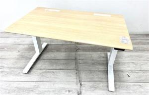 【電動で高さ調整可能・立ち姿勢を取り入れた新しいワークスタイルへ！】■オカムラ(okamura)製　スイフト(Swift)シリーズ　電動昇降デスク　昇降テーブル　平机　W1150×D670×H650～1250㎜　■配線口　■天板：木目ナチュラル・L脚：ホワイト