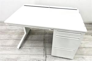 【定価約8万円】【スタンダードなデザインで高品質！人気のホワイト色の片袖机】■プラス　■片袖机　■ホワイト　■平机　W1100　D700　シリンダー錠
