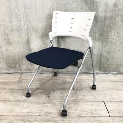 【定価約　円】【フレキシブルに使える！平行ネスティングで省スペース化！】■イトーキ（ITOKI）製　マノス（MANOSS）シリーズ　ネスティングチェア　■座面：ネイビーブルー　背：オフホワイト