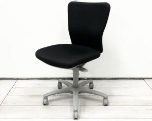 【スタンダードオフィスチェア！どんな場所にも合わせやすい！】■オカムラ（Okamura）　カロッツァ（Carrozza）　ブラック×グレーシェル　■肘無し　ローバック　座面・背面ファブリック　■執務用チェア　会議用チェア