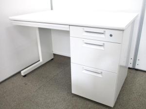 3段引き出しの使い勝手の良い片袖机！ジャストフィットな横幅1100㎜タイプ！
■プラス/リードシリーズ　（LEED）/ホワイト　袖付きデスク　W1100×D700㎜　■シリンダー錠