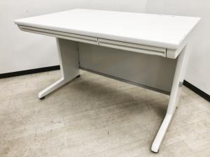【中古では珍しいサイズの人気デスク！】■オカムラ（Okamura）　SDシリーズ　ホワイト　■平机　引出付き　配線口あり