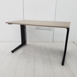 【スタイリッシュなデザインと機能性を兼ね備えたシンプルデスク！】■オカムラ（okamura）製　プロユニットシリーズ　平机　引き出し無し　Ｌ字脚　■W1200×D700㎜　■天板：木目ナチュラル　L字脚：ブラック　【弊社使用欄：A01086497】