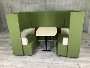 【商談、ミーティングをオシャレに快適に行えるブースセット！】■コクヨ（KOKUYO）製　ブラケッツシリーズ（Brackets）　集中ワークブース　4人用カフェブース　■ソファ/テーブル　■グリーン 【ABW商材】【関東倉庫在庫品】【弊社使用欄：A01086468】