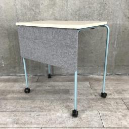 【中古】オカムラ Sprint（スプリント） フラップテーブル MT40AA MHJ9 W700 D450 H720 ナチュラル×ブルー脚 キャスター付き｜スタッキング対応で収納もラクラク！中古オフィス家具をお探しならオフィスバスターズ福岡博多店へお気軽にお問い合わせください！