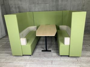【オープンオフィスの中に、議論や作業に集中できるセミクローズド空間を】 
■コクヨ（KOKUYO）製　ブラケッツ（brackets）シリーズ　■ブース　6人用のソファ＋パネル付きテーブル　課題解決ミーティングプラン　■ライトグリーン【ABW商材】【関東倉庫在庫品】【弊社使用欄：A01086470】