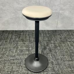【中古】オカムラ pirouetto（ピルエット） L122EA パーチングスツール ブラック脚｜座位と立位の中間姿勢で快適なワークスタイルをサポート！ミーティング・コミュニケーションスペースにおすすめ｜中古オフィス家具をお探しならオフィスバスターズ福岡博多店へお気軽にお問い合わせください！