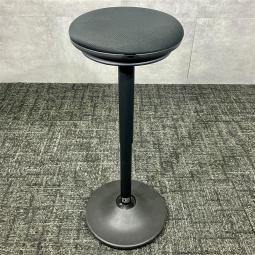 【中古】オカムラ pirouetto（ピルエット） L122EA パーチングスツール ブラック脚｜座位と立位の中間姿勢で快適なワークスタイルをサポート！ミーティング・コミュニケーションスペースにおすすめ｜中古オフィス家具をお探しならオフィスバスターズ福岡博多店へお気軽にお問い合わせください！