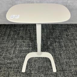 【中古】オカムラ アジャスタブルサイドテーブル 8TATAA WH99  高さ調節可能 サイドテーブル｜ソファやラウンジスペースで快適に使える機能性テーブル！中古オフィス家具をお探しならオフィスバスターズ福岡博多店へお気軽にお問い合わせください！