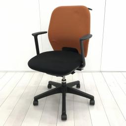 入替セール品につきお値下げ！【スタンダードな機能搭載！デスクワークに過不足無しのオフィスチェア】■ウチダ(UCHIDA)製　シエルト(CIERTO)チェア　肘付き　 ローバックチェア　■コートハンガー付き　■固定肘　■背面：オレンジ/座面：ブラック