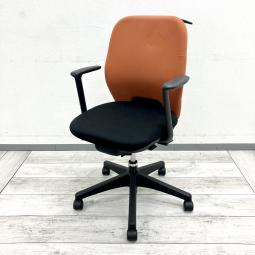 【座る人に合わせてフィットする充実機能！快適性を追求した高機能チェア！】

■内田洋行製　シエルトチェア　ハイバック　肘付き　テラコッタ
■長時間のデスクワークやテレワークにもおすすめ！
■座奥調節機構・アジャストシンクロ機構搭載で快適な座り心地を実現！【UCHIDA CIERTO】