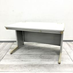 【使いやすさを追求したスタンダードデザイン！】

■オカムラ製　SDシリーズ　平デスク　W1200×D700×H700mm　ホワイト　※日焼けあり・配線カバーなし
■執務室や事務所におすすめ！
■シンプルで使いやすい定番モデル！【okamura SD】