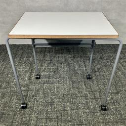 【中古】オカムラ Sprint（スプリント） ミーティングテーブル MT40SP 9049 W650 D450 H720｜コンパクトサイズでレイアウト変更にも対応しやすいキャスター付きテーブル！打ち合わせ・コミュニケーションスペースにおすすめ｜中古オフィス家具をお探しならオフィスバスターズ福岡博多店へお気軽にお問い合わせください！