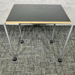 【中古】オカムラ Sprint（スプリント） ミーティングテーブル MT40SP 9048 W650 D450 H720｜コンパクトサイズでレイアウト変更にも対応しやすいキャスター付きテーブル！打ち合わせ・コミュニケーションスペースにおすすめ｜中古オフィス家具をお探しならオフィスバスターズ福岡博多店へお気軽にお問い合わせください！