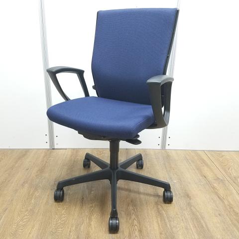 【訳あり品:背もたれ目立つスレあり】】オカムラ製 エスクード ダークブルー ブラックグレーフレーム 肘付き ハイバック サークル肘※固定肘 ランバーサポート付 クッションタイプ 長時間のデスクワークもランバーが快適にサポート! 肘付きハイバックチェア!!※保証対象外品になります。