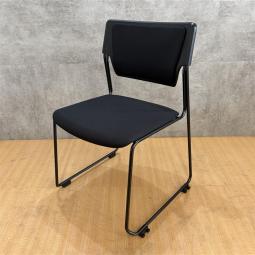 【2025年製の新古品】/スタッキングチェア　イトーキ製　エレック　会議用に　ミーティング用に　＊良品を格安で！「オフィスバスターズ福岡南店」は、福岡を拠点として、全国へ中古オフィス用品・オフィス家具を提供しております