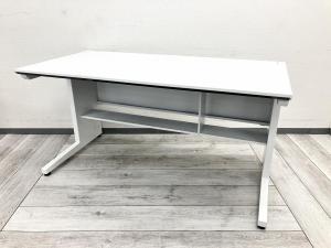 広々使えるW1400のホワイト平机
■コクヨ　IS　ホワイト　中央引き出し無
■幅1400㎜奥行700㎜高さ720㎜
#岐阜市 #大垣市 #各務原市 #多治見市 #羽島市 #一宮市 #名古屋市 #春日井市 #小牧市 #四日市市 #三重県 #滋賀県