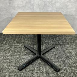 【中古】オカムラ Lives（ライブス） ミーティングテーブル 87AB1E MX60 W750 D750 H720 ナチュラル天板｜木目の温かみが魅力！カフェスペースや打ち合わせにおすすめのデザインテーブル｜中古オフィス家具をお探しならオフィスバスターズ福岡博多店へお気軽にお問い合わせください！