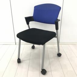 【定価約　円】【シンプルスマートなスタッキングチェア！分厚いクッションで長時間でも快適な座り心地！】■コクヨ（KOKUYO）製　プロッティ（Protty）チェア　スタッキングチェア　ミーティングチェア　■固定肘・キャスター・背面カバー付き　■背面：ブルー / 座面：ブラック