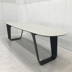 【希少！コミュニケーションの輪を広げるABWエリアにぴったりな大型テーブル！】■オカムラ(okamura)製　ワークキャリアー(WORK CARRIER)シリーズ　アンカーテーブル　ロングタイプ　■高さ1000㎜　■大型テーブル　会議用　リフレッシュスペース　■天板：ホワイト　脚：ブラック【ABW商材】【関東倉庫在庫品】【弊社使用欄：A01070109】