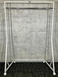 【中古】オカムラ GO-DO（ゴド） コートハンガー W1200 D570 H1750 キャスター付き｜ネスティング対応！オフィス・受付・更衣スペースにおすすめの20人用ハンガーラック｜中古オフィス家具をお探しならオフィスバスターズ福岡博多店へお気軽にお問い合わせください！