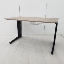 【スタイリッシュなデザインと機能性を兼ね備えたシンプルデスク！】■オカムラ（okamura）製　プロユニットシリーズ　平机　引き出し無し　Ｌ字脚　■W1200×D700㎜　■天板：木目ナチュラル　L字脚：ブラック　【弊社使用欄：A01086497】