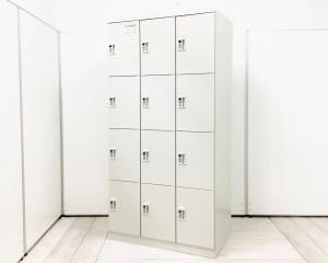 【定価約20万円】【1台で12名分の手荷物などを収納可能！移転や増員を検討されている方にオススメ！】■オカムラ/KZ-Ⅱ　■12人用更衣ロッカー　■ニューグレー　■非常解錠キー別途作成可