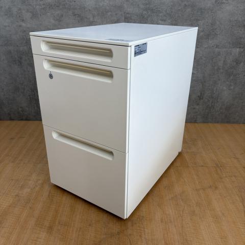 クロガネ製の【3段ワゴン/ホワイト色】が値下されました! *良品を格安で!「オフィスバスターズ福岡南店」は、福岡を拠点として、全国へ中古オフィス用品・オフィス家具を提供しております。