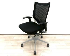【在庫入替セール品!(本在庫限定価格)】【ベストなポジションが得られる先進設計!長時間の着座でも疲れにくいサポート感!】■オカムラ(okamura)製 バロン(Baron)チェア 肘付ローバック 背面メッシュ ■ブラック ■可動肘 【弊社使用欄:A01059700】