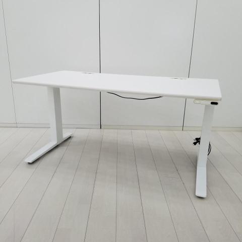 【電動で高さ調整可能・立ち姿勢を取り入れた新しいワークスタイルへ!】■オカムラ(okamura)製 スイフト(Swift)シリーズ 電動昇降デスク 昇降テーブル 平机 W1350×D675×H650~1250㎜ ■配線口 ■ホワイト/602357 オフィスバスターズ 水戸サテライト 大子町 北茨城市 高萩市 日立市 常陸太田市 常陸大宮市 那珂市 東海村 ひたちなか市 城里町 水戸市 笠間市 茨城町 大洗町 小美玉市