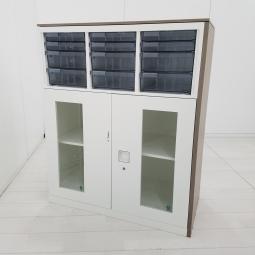 【中身がひと目で分かるクリスタルトレーとガラス両開き書庫のセット！】 ■オカムラ（okamura）製　レクトライン（Rectline）シリーズ　クリスタルトレー　ガラス両開き　書庫セット　■W900×D450×H1120mm　■ナチュラル天板　■ホワイト　※側面板付き