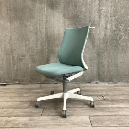 【腰まわりをしっかりホールド！長時間作業も快適フィット！】■オカムラ(okamura)製　フルーエント(Fluent)チェア　ローバック　肘無　■背面メッシュ　■ハンガー付き　■セージ(ブルー)×ホワイトシェル
