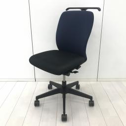 【座る人を選ばない、シンプルスタイルなオフィスの定番シリーズ！】■イトーキ(ITOKI)製　フルゴ(fulgo)チェア　肘無し　ローバック　■コートハンガー付き　■ネイビーブルー　【弊社使用欄：A01065284】