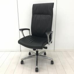【シンプルなフォルムとスリムなデザインが人気!本格派の高級革張りエグゼクティブチェア!】■オカムラ(okamura)製 CEチェア RXタイプ 肘付 エクストラハイバック ■革張り ■固定肘(オープン肘) ■ブラック 【弊社使用欄:A01087058】