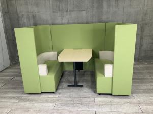 【オープンオフィスの中に、議論や作業に集中できるセミクローズド空間を！】 ■コクヨ（KOKUYO）製　ブラケッツ（brackets）シリーズ　■ブース　ソファ＋テーブル＋パネル付きテーブル　課題解決ミーティングプラン　■ライトグリーン