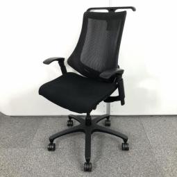 【姿勢の変化にフレキシブルに対応する高機能メッシュチェア！】■イトーキ（ITOKI）製　エフ（f）チェア　肘付　ハイバック　背面メッシュ　■可動肘　■コートハンガー付　■ブラック