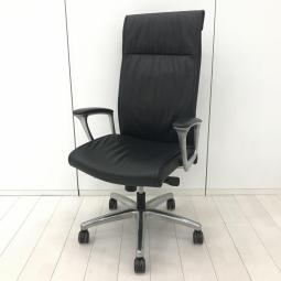 【シンプルなフォルムとスリムなデザインが人気!本格派の高級革張りエグゼクティブチェア!】■オカムラ(okamura)製 CEチェア RXタイプ 肘付 エクストラハイバック ■革張り ■固定肘(オープン肘) ■ブラック 【弊社使用欄:A01087058】