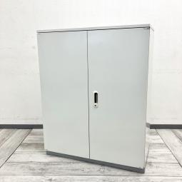【収納力と使いやすさを兼ね備えた定番両開き書庫！】

■プラス製　L6シリーズ　両開き書庫　ベース付き　W900×D400×H1120mm　ホワイト
■A4ファイルや備品を効率よく整理・収納！
■ベース付きで安定感があり、オフィス収納におすすめ！【PLUS L6】