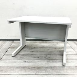 【使いやすさを追求したデザイン！オフィスの定番平デスク！】

■ウチダ製　スカエナシリーズ　平デスク　W1000×D700×H720mm　ホワイト
■執務室から事務所まで幅広く活躍！
■コンパクトながら快適な作業スペースを確保した人気モデル！【UCHIDA SCAENA】