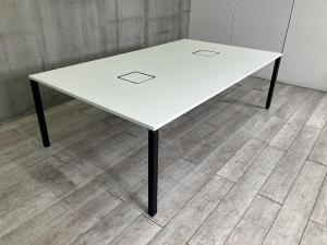【☆W2400！6～8名でのご使用に最適！】■コクヨ製　ワークテーブル　配線ボックス付　■天板：ホワイト　4本脚：ブラック　■スタイリッシュなデザインが人気の大型テーブル！会議用としてもオススメ！【KOKUYO　WORKFIT】※1枚天板のため搬入経路のご確認お願いします。【ABW】