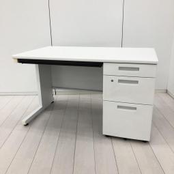 【スタンダードなデザインで高品質！スタッフ増員の際にオススメ！人気の幅1200㎜！ 】■コクヨ(KOKUYO)製　ピクサ(PIQUSA)シリーズ　片袖デスク　W1200×D700mm　■ホワイト　■シリンダー錠