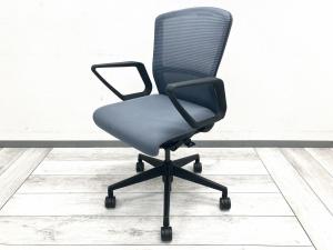 【在庫入替セール品！（本在庫限定価格）】【身体の動きにしなやかにフィット！快適性を追求した人気チェア！】 ■ウチダ製　エルフィチェア　ローバック　肘付き　ブルー ■長時間のデスクワークやテレワークにもおすすめ！ ■快適なフィット感と軽快な操作性を兼ね備えた人気モデル！【UCHIDA Elfie】