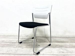 【定価約3万円】【やわらかな座り心地！長時間のミーティングや休憩室にいかがでしょうか！】■イトーキ/エレック　■肘無しローバック　■ホワイト　■座面ファブリック(黒)　スタッキングチェア