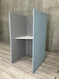 【ワーカーの集中を高める省スペースなワークブース！ハイタイプの天板付き！】■オカムラ(okamura)製　ドレープシリーズ（drape）　トライタイプ　1人用ブース 　ソロワークブース　(W1000/D1000/H1920)　■天板：高さ1000㎜　■色：ライトブルー × グレー　【ABW商材】【関東倉庫在庫品】【弊社使用欄：A01014309】